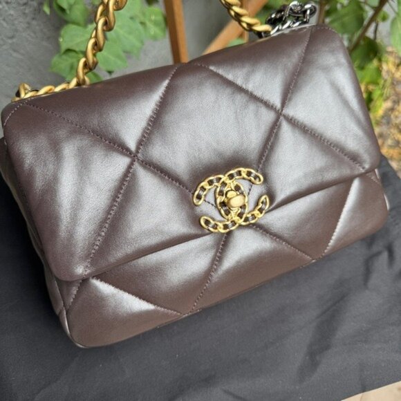 Chanel Medium 19 Shiny Lambskin Quilted Flap Crossbody - Picture 4 of 16